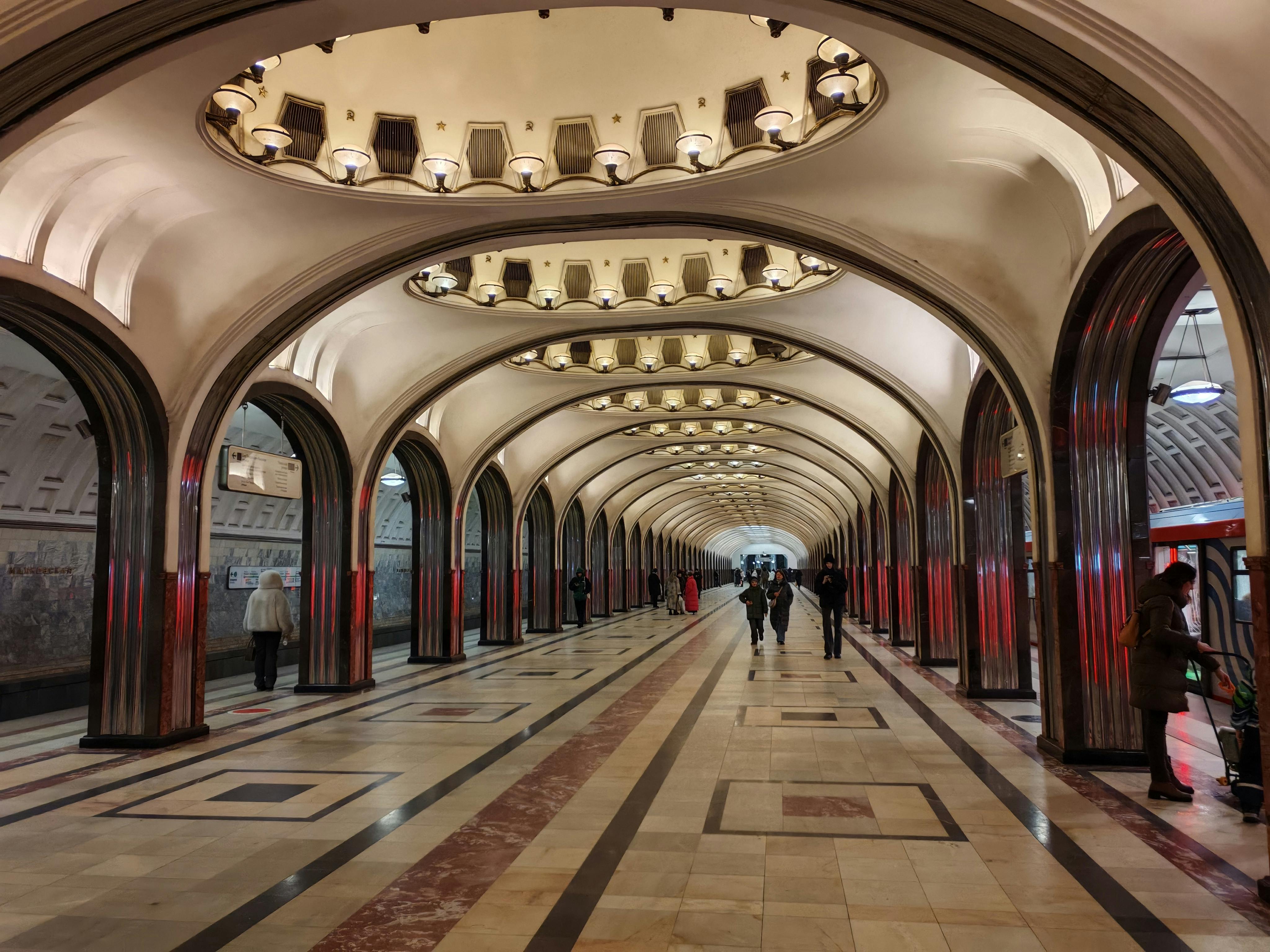 Guía del Metro de Moscú: Cómo Usarlo y Estaciones más Bellas 2026