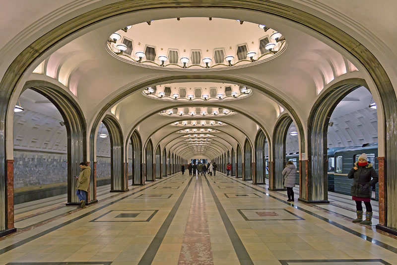 Los 7 Palacios Subterráneos: Guía del Metro de Moscú