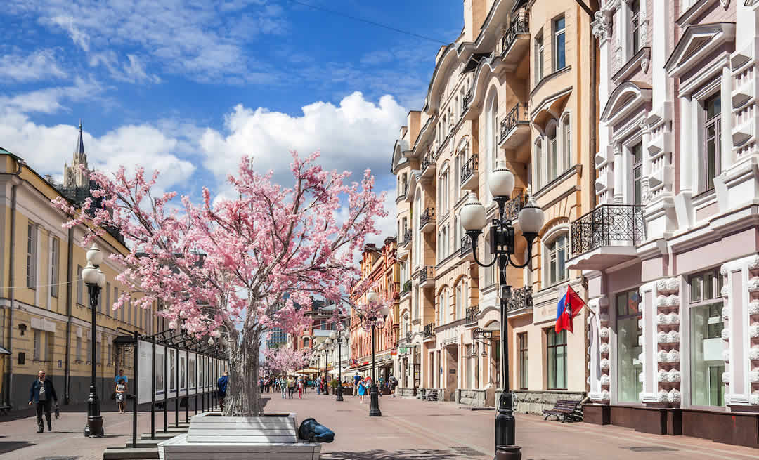 Calle Arbat: Recorriendo el Paseo Peatonal Más Famoso de Moscú